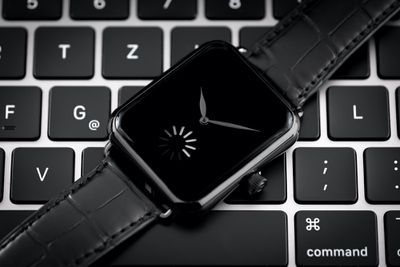 Švicarski izdelovalec ur predstavlja klon Apple Watch za 30.800 $ z mehanskim nakladalnim kolesom