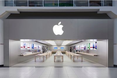 ชายผู้หลอกให้ Apple เปลี่ยนไอโฟนปลอม 1,500 เครื่อง อ้างความผิดฐานลักลอบค้าสินค้าลอกเลียนแบบ