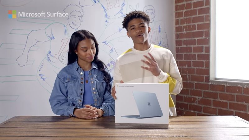 Microsoft keskittyy MacBook Airin donglien tarpeeseen, kosketusnäytön puuttumiseen uudessa mainoksessa